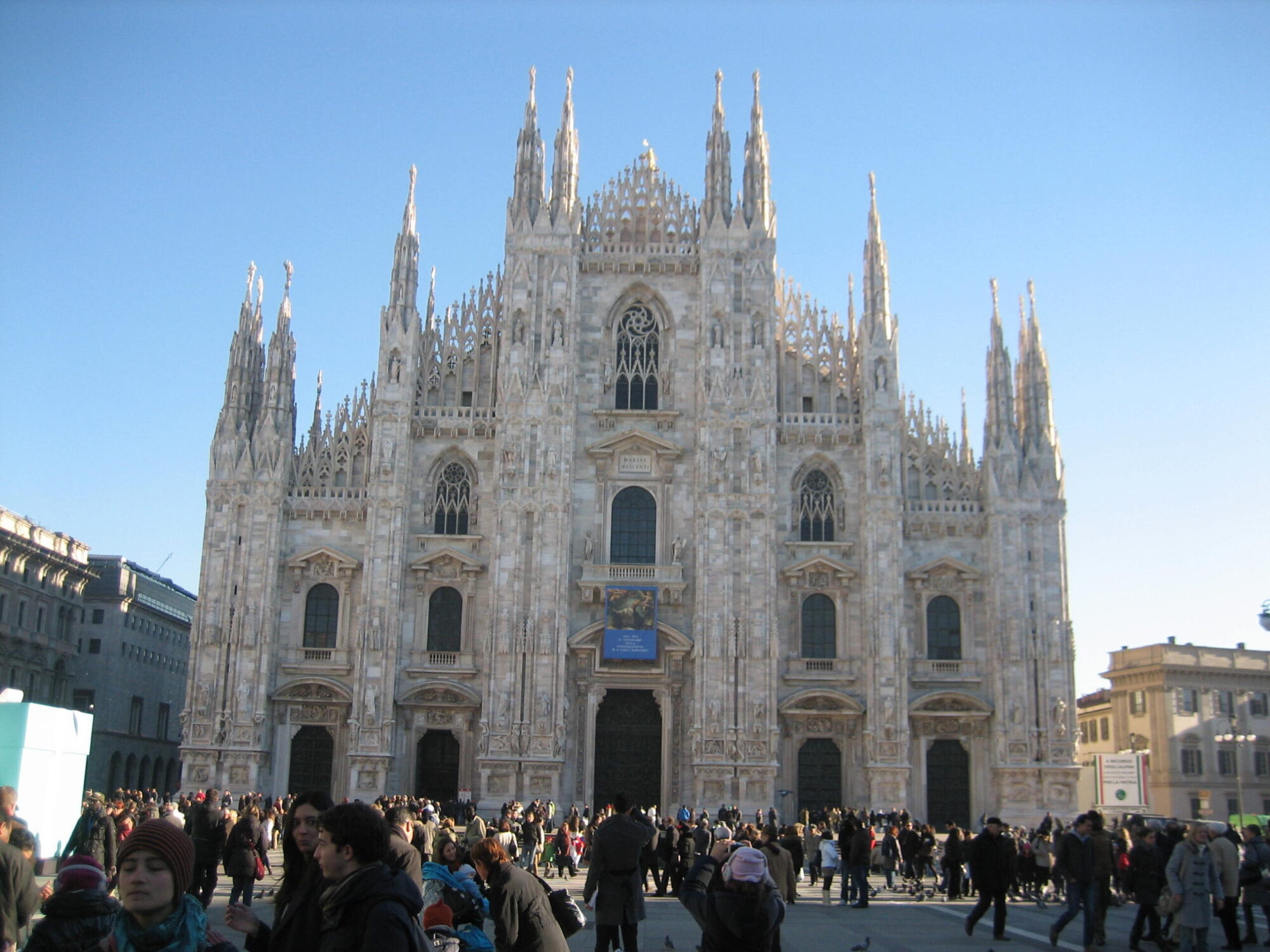 ミラノのドゥオーモ広場にある世界最大のゴシック建築様式の大聖堂です。